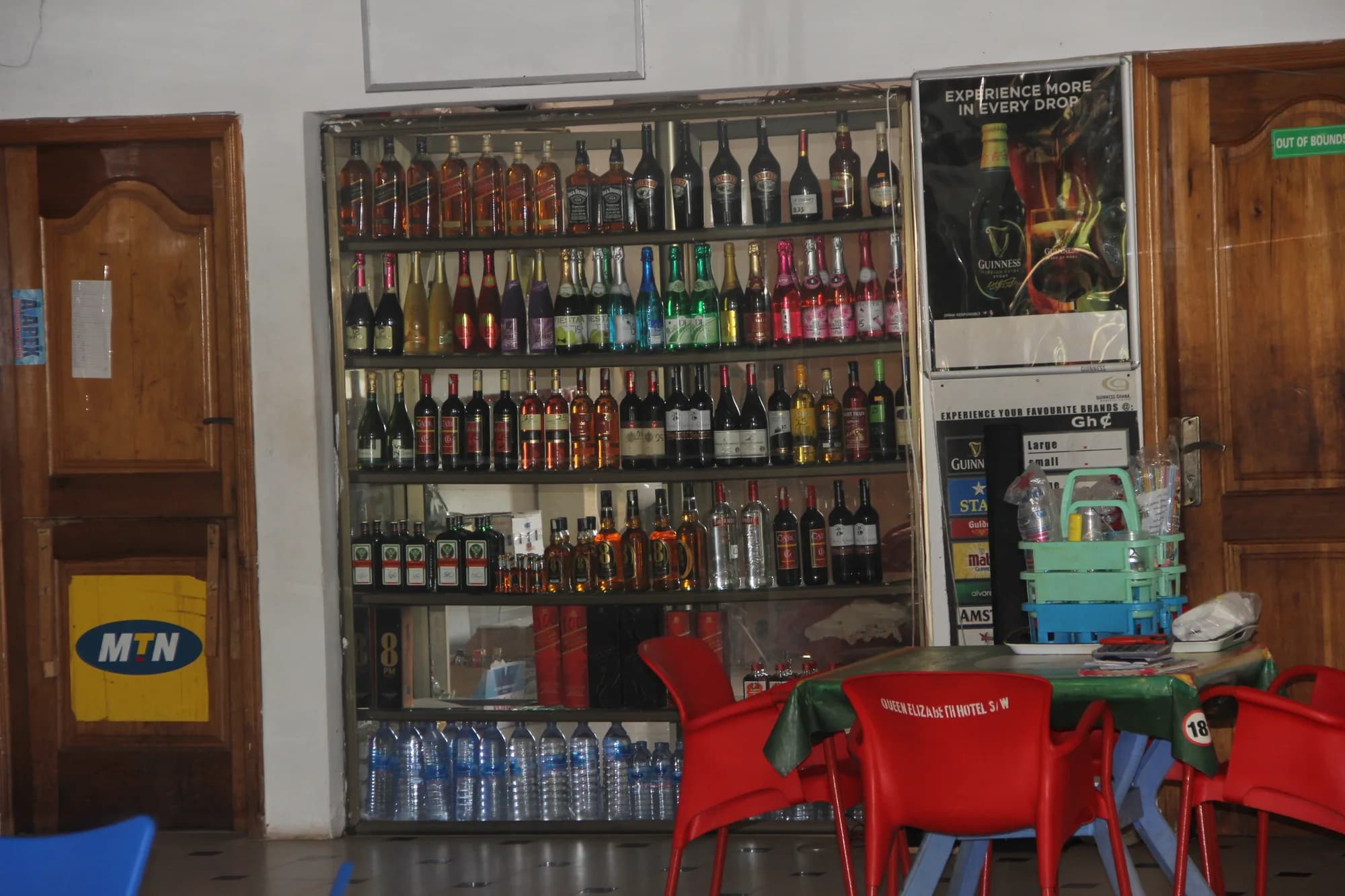 Bar & lounge